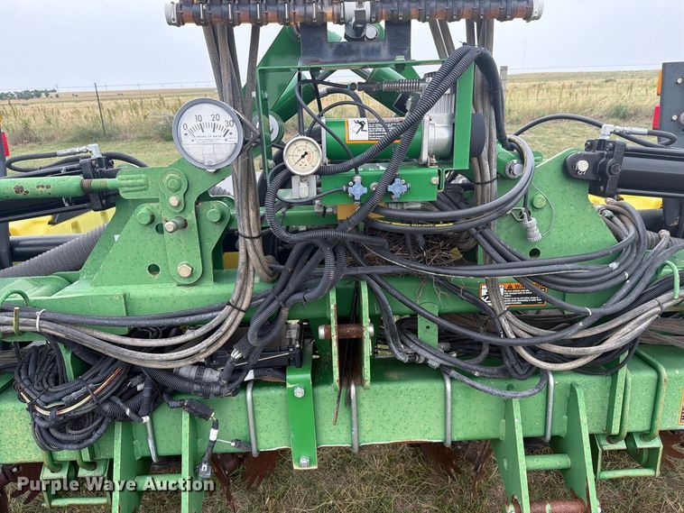 image for item EI7721 2011 John Deere 1720 planter