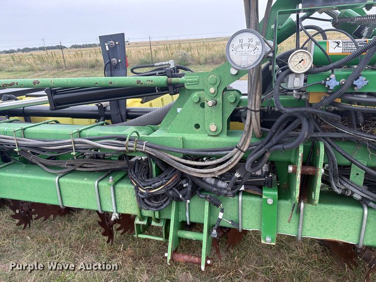 image for item EI7721 2011 John Deere 1720 planter