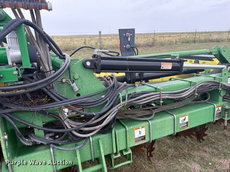 image for item EI7721 2011 John Deere 1720 planter