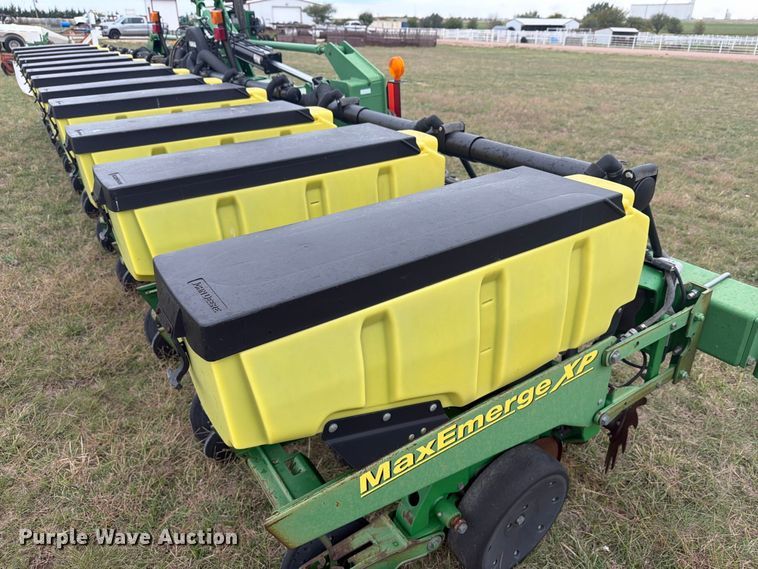 image for item EI7721 2011 John Deere 1720 planter