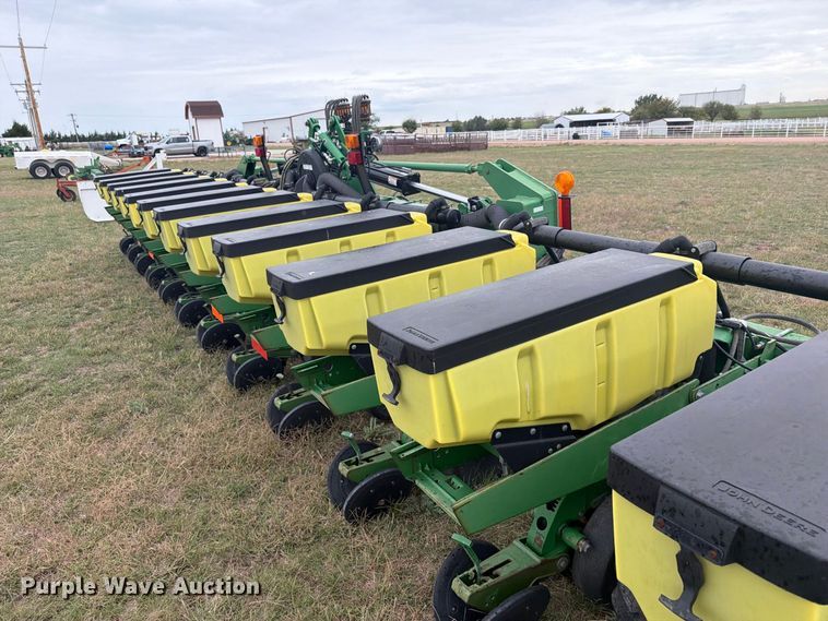 image for item EI7721 2011 John Deere 1720 planter