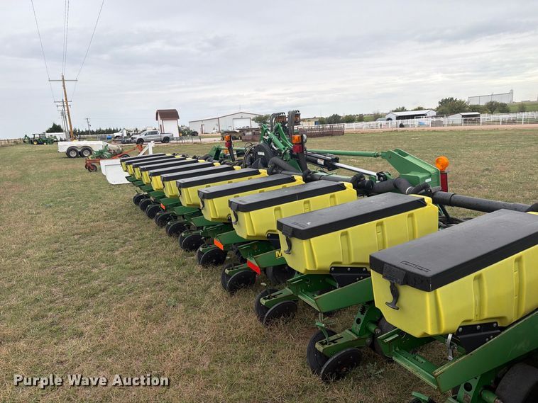 image for item EI7721 2011 John Deere 1720 planter