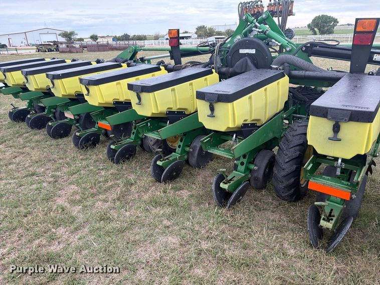 image for item EI7721 2011 John Deere 1720 planter