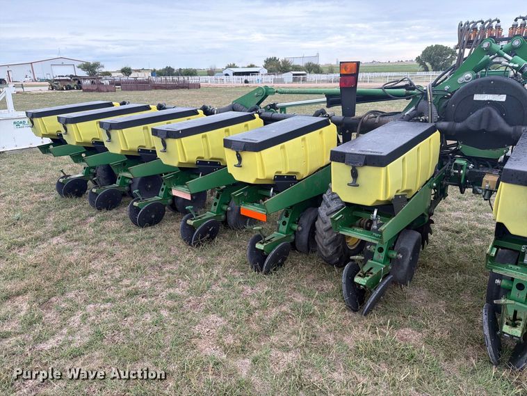 image for item EI7721 2011 John Deere 1720 planter