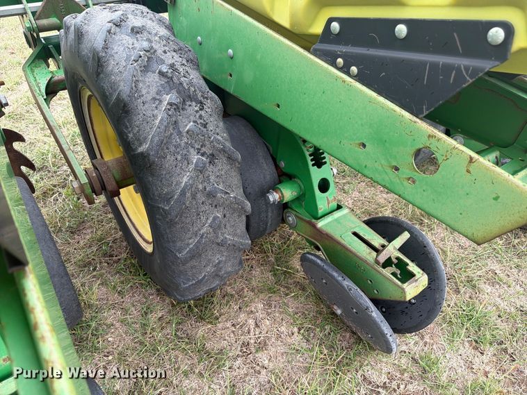 image for item EI7721 2011 John Deere 1720 planter