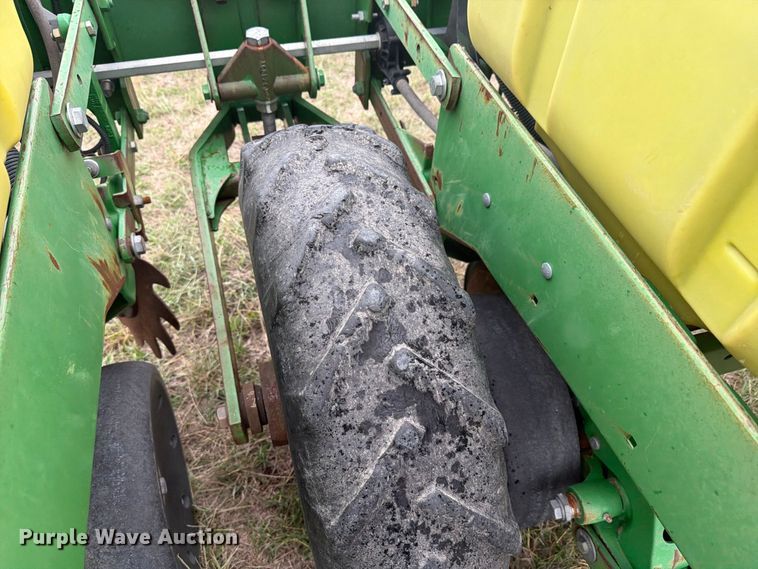 image for item EI7721 2011 John Deere 1720 planter