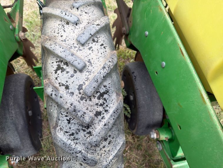 image for item EI7721 2011 John Deere 1720 planter