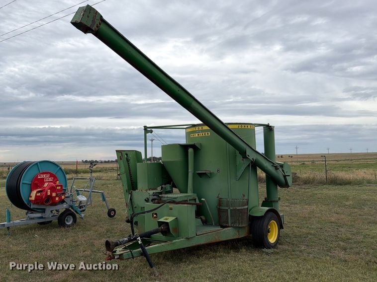 John Deere 700 bale processor