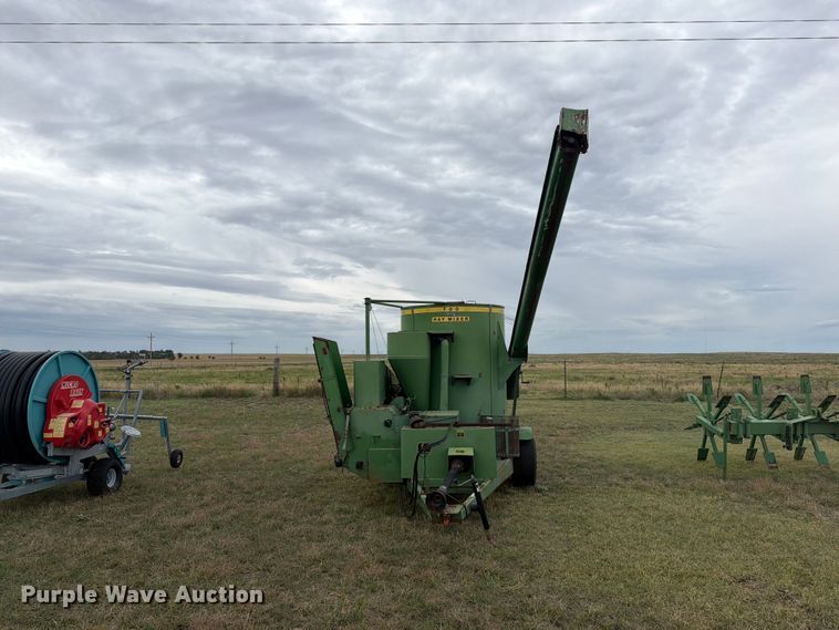 image for item EI7729 John Deere 700 bale processor