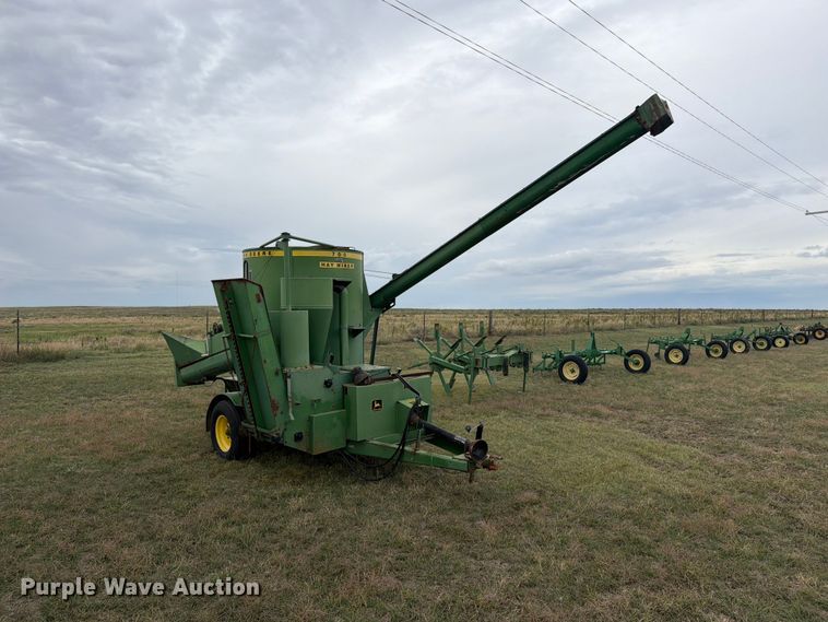 image for item EI7729 John Deere 700 bale processor