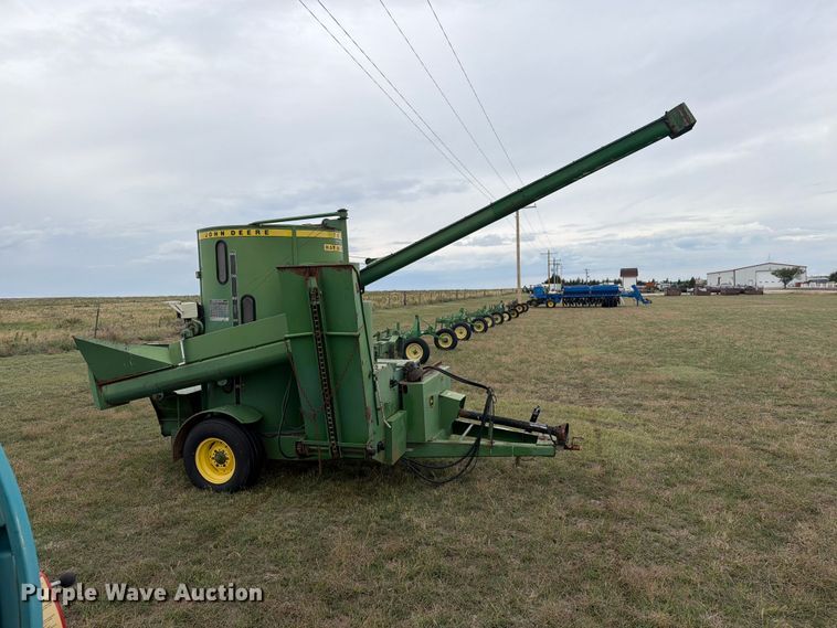 image for item EI7729 John Deere 700 bale processor