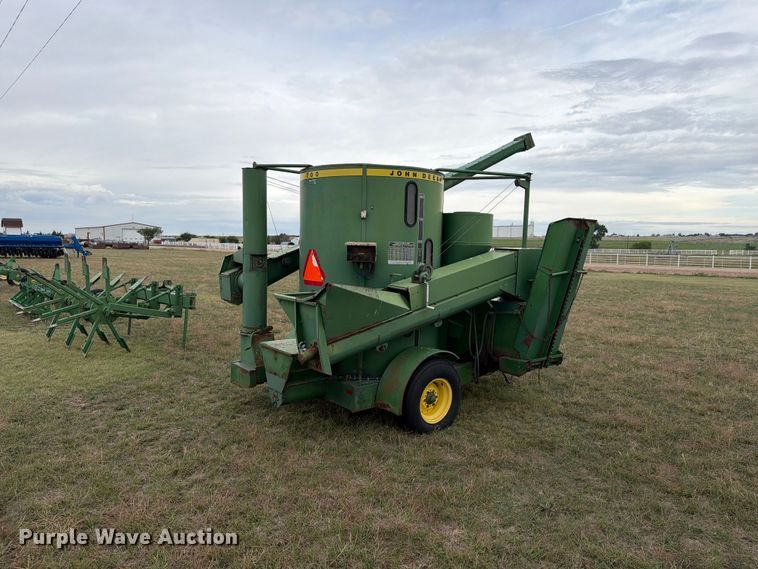 image for item EI7729 John Deere 700 bale processor