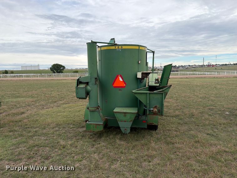 image for item EI7729 John Deere 700 bale processor