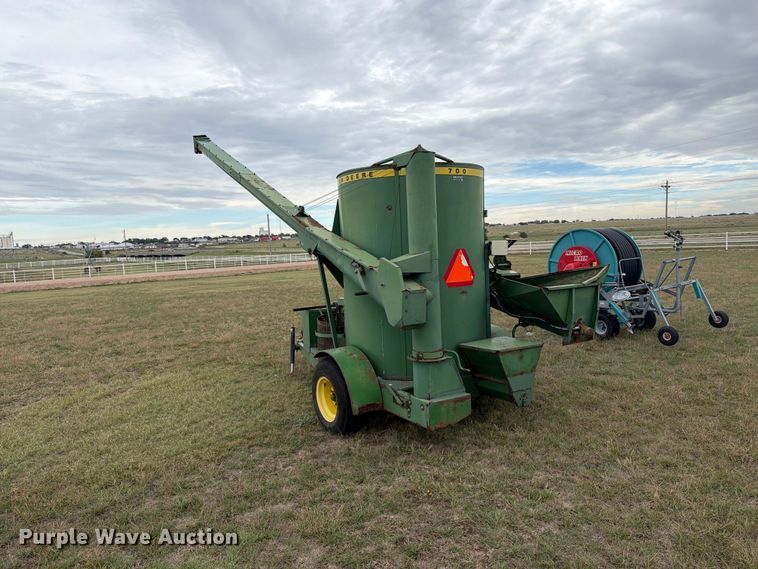 image for item EI7729 John Deere 700 bale processor