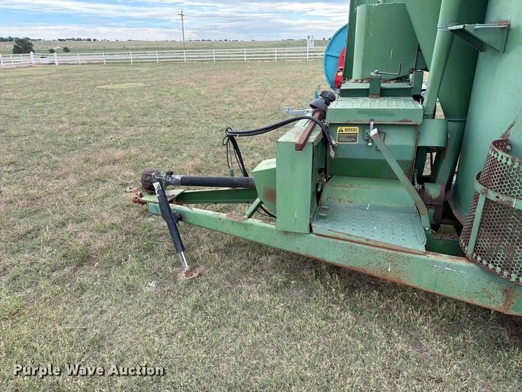 image for item EI7729 John Deere 700 bale processor