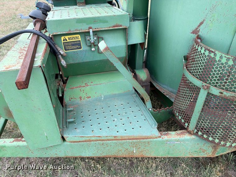 image for item EI7729 John Deere 700 bale processor