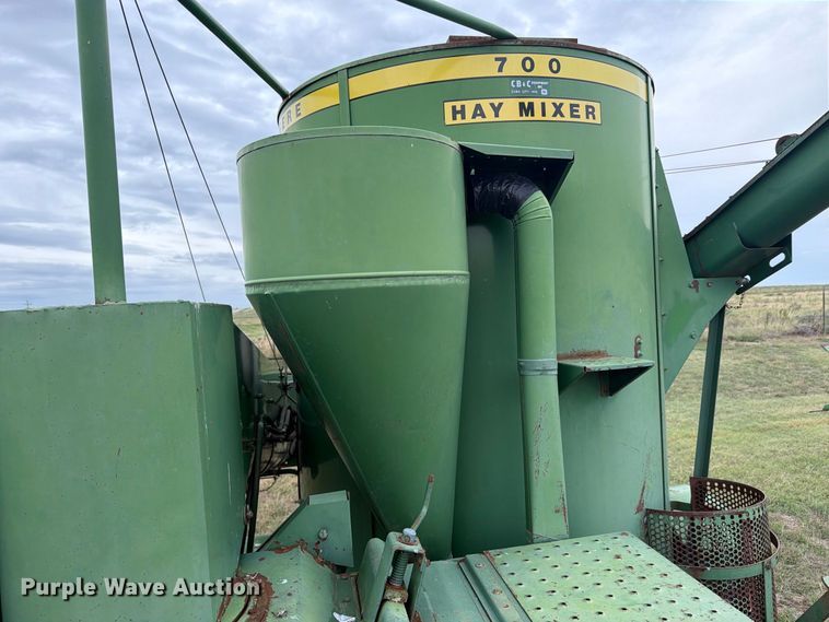 image for item EI7729 John Deere 700 bale processor