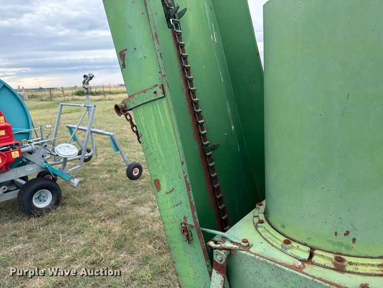 image for item EI7729 John Deere 700 bale processor