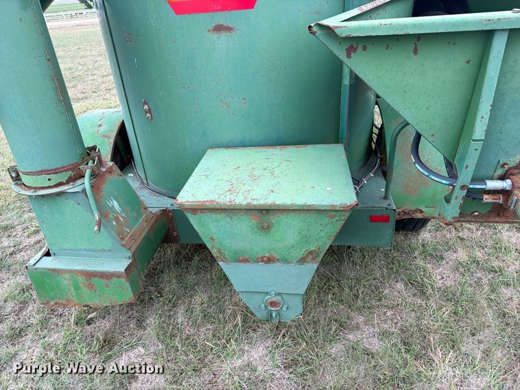 image for item EI7729 John Deere 700 bale processor