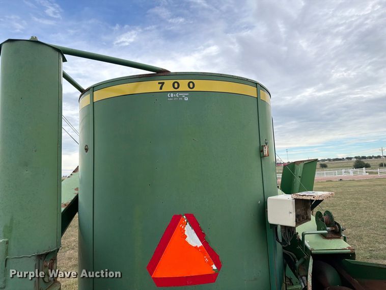image for item EI7729 John Deere 700 bale processor