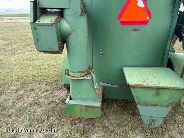 image for item EI7729 John Deere 700 bale processor
