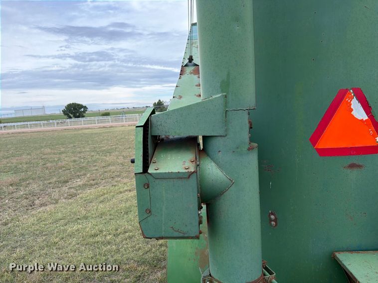 image for item EI7729 John Deere 700 bale processor