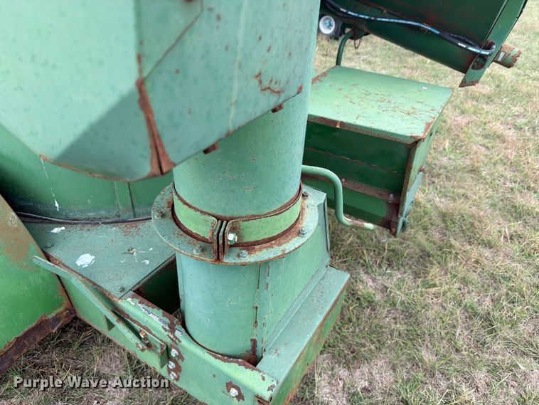 image for item EI7729 John Deere 700 bale processor