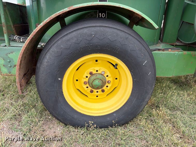 image for item EI7729 John Deere 700 bale processor