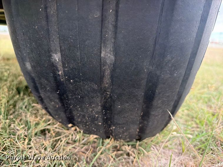 image for item EI7729 John Deere 700 bale processor