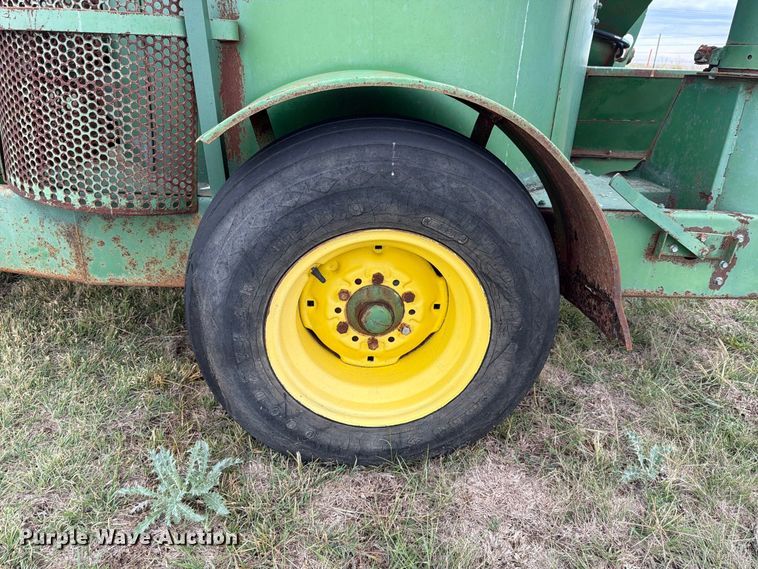 image for item EI7729 John Deere 700 bale processor