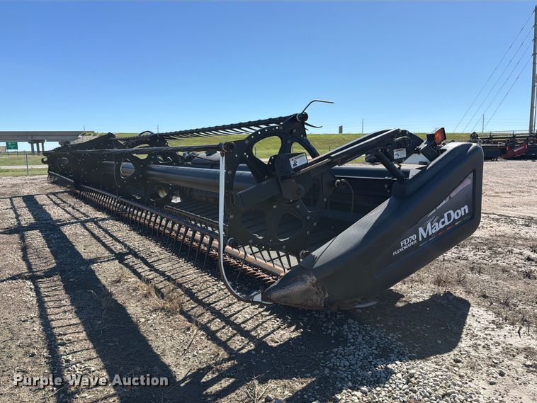 image for item EP7903 2010 MacDon FD70 flex draper head