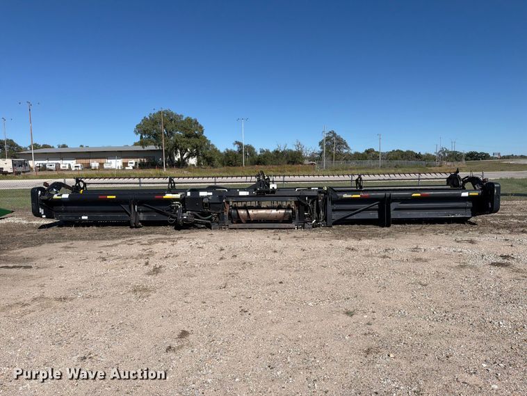 image for item EP7903 2010 MacDon FD70 flex draper head