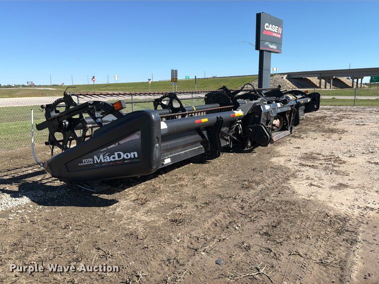 image for item EP7903 2010 MacDon FD70 flex draper head