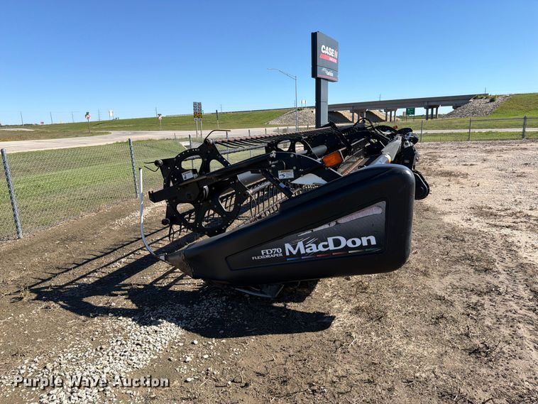 image for item EP7903 2010 MacDon FD70 flex draper head