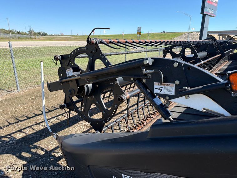 image for item EP7903 2010 MacDon FD70 flex draper head