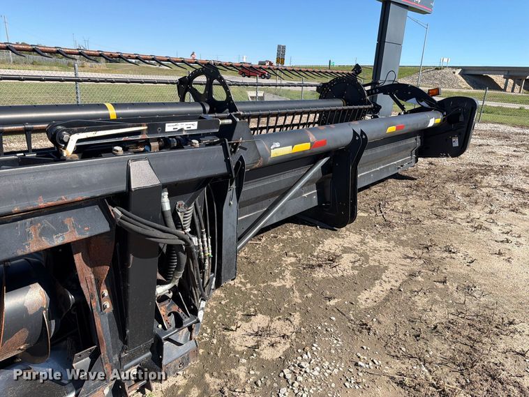 image for item EP7903 2010 MacDon FD70 flex draper head