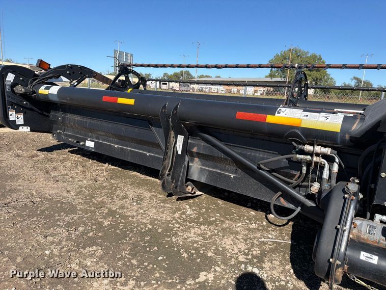 image for item EP7903 2010 MacDon FD70 flex draper head
