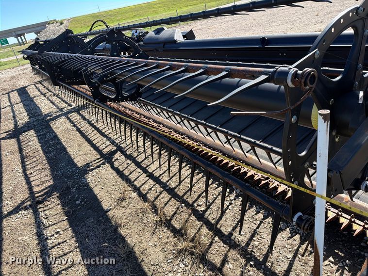 image for item EP7903 2010 MacDon FD70 flex draper head