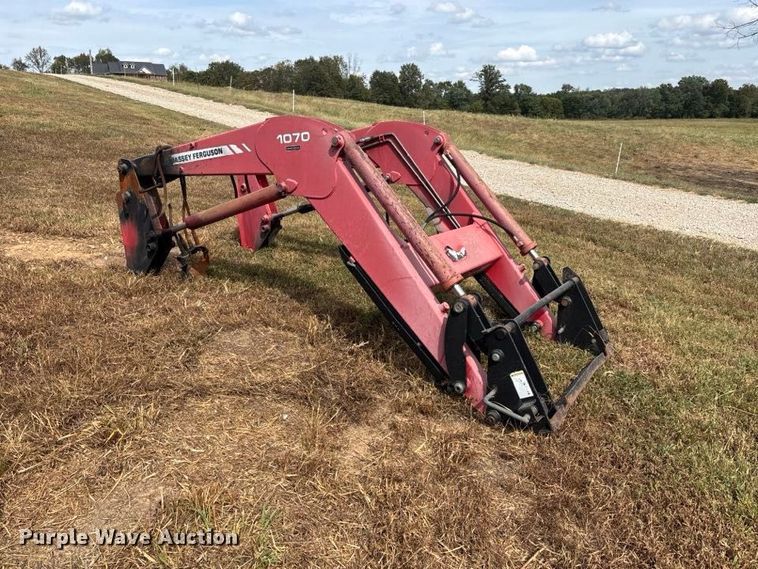 image for item ER3443 Massey Ferguson 1070 loader