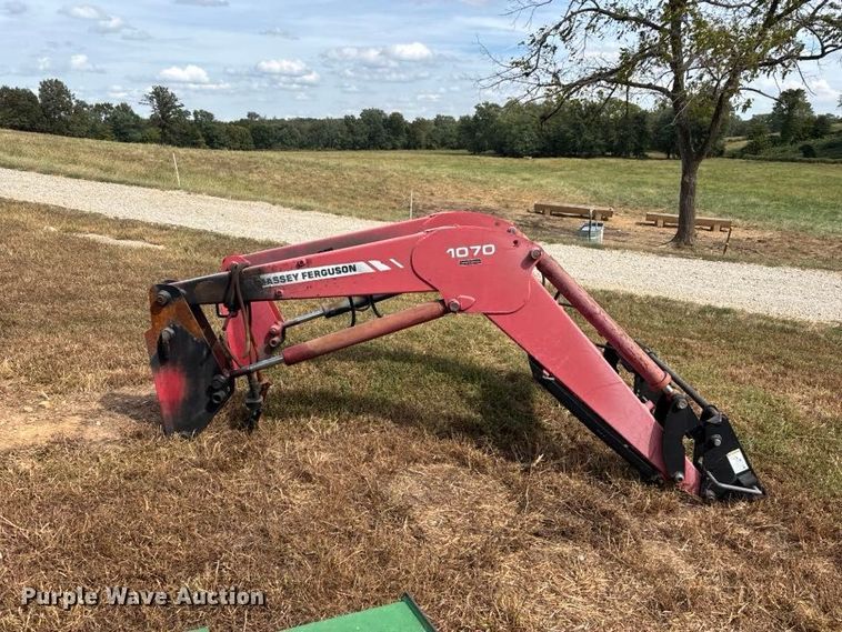 image for item ER3443 Massey Ferguson 1070 loader