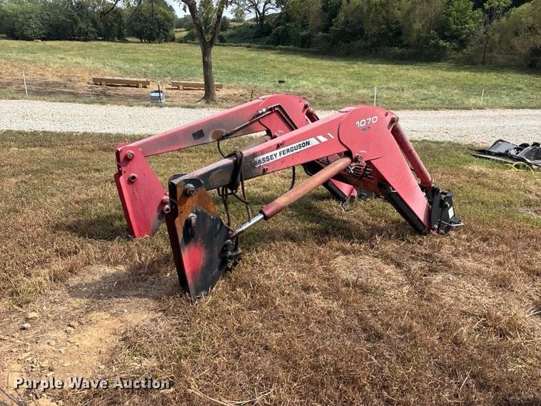 image for item ER3443 Massey Ferguson 1070 loader