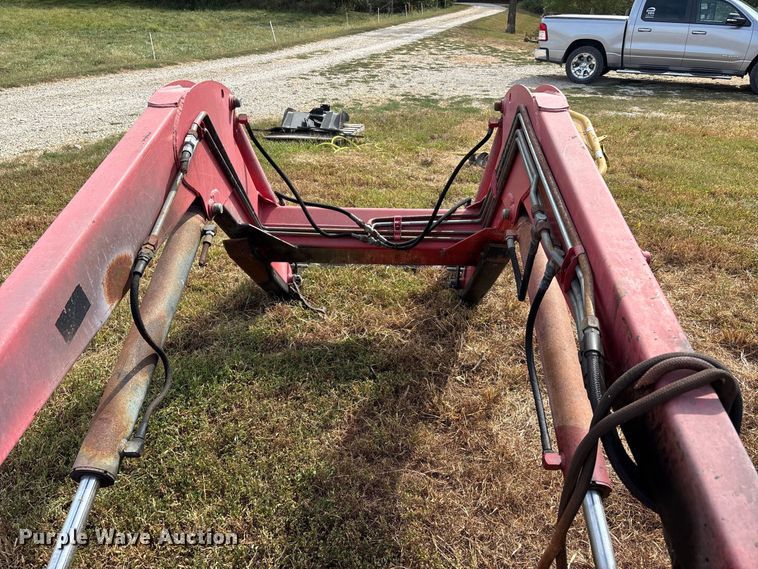 image for item ER3443 Massey Ferguson 1070 loader