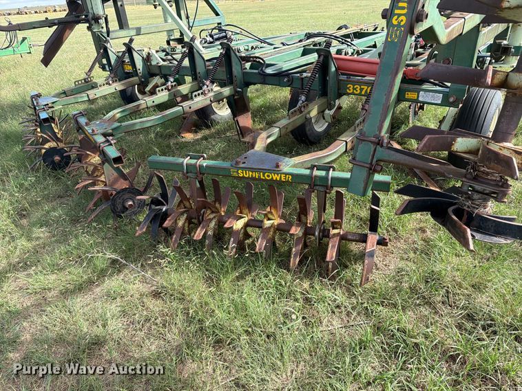 image for item EW4398 Sunflower 3370-33 sweep plow