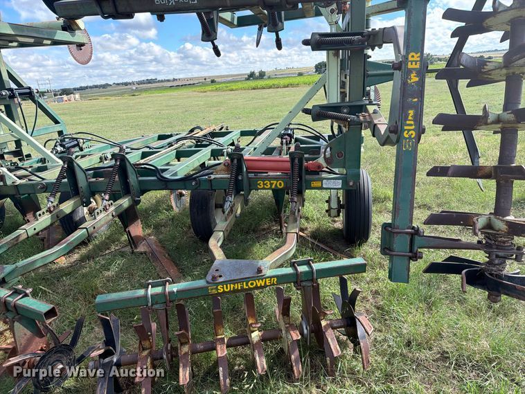 image for item EW4398 Sunflower 3370-33 sweep plow