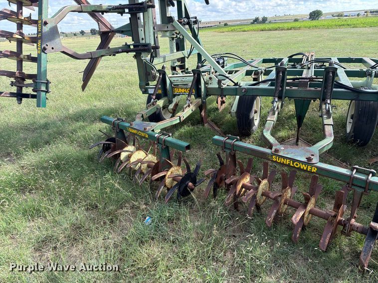image for item EW4398 Sunflower 3370-33 sweep plow