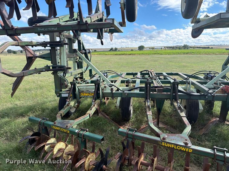 image for item EW4398 Sunflower 3370-33 sweep plow