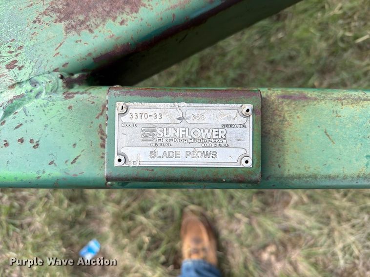 image for item EW4398 Sunflower 3370-33 sweep plow