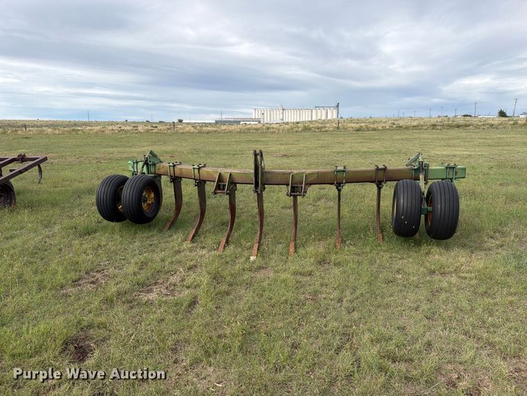 image for item EW4402 John Deere E0900 V-ripper