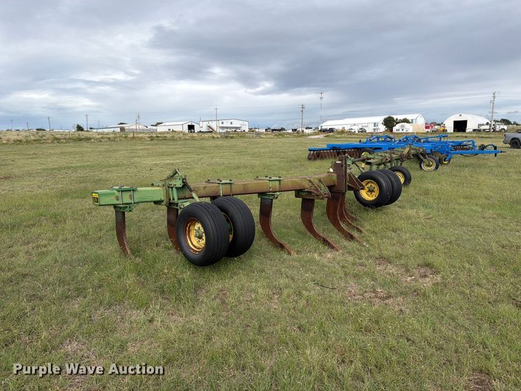image for item EW4402 John Deere E0900 V-ripper