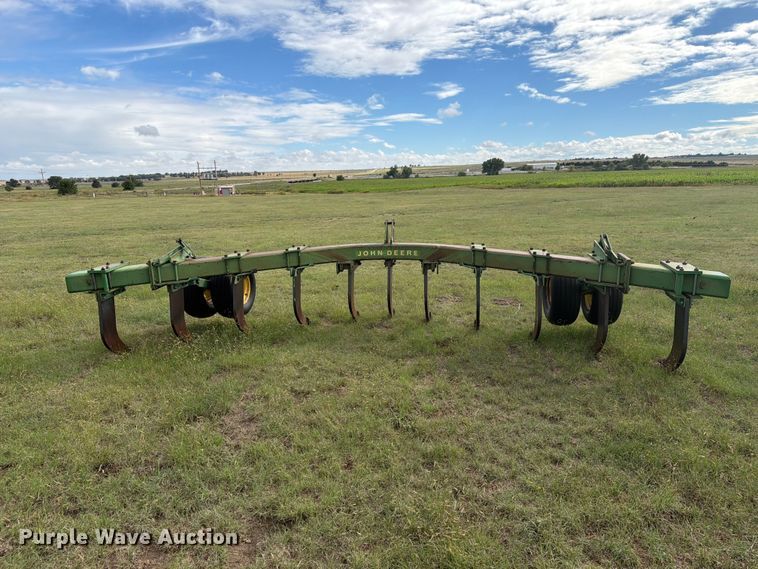image for item EW4402 John Deere E0900 V-ripper